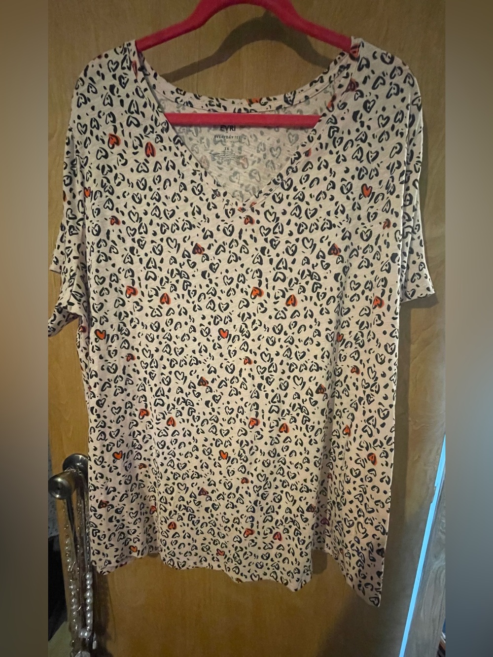 Everi Tee with Heart Leopard Print